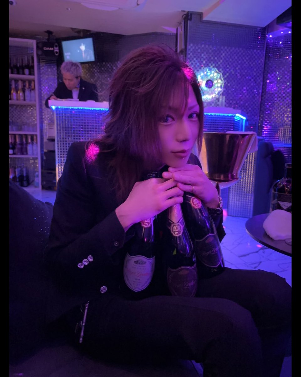 JoeSadide's tweet image. 舞い上がれ明日へ、鼓動より速く
どうか終わる事泣き旅を　
意味を成さない 涙は無いから

 #絶滅危惧種 #限界ホスト #最後の指名