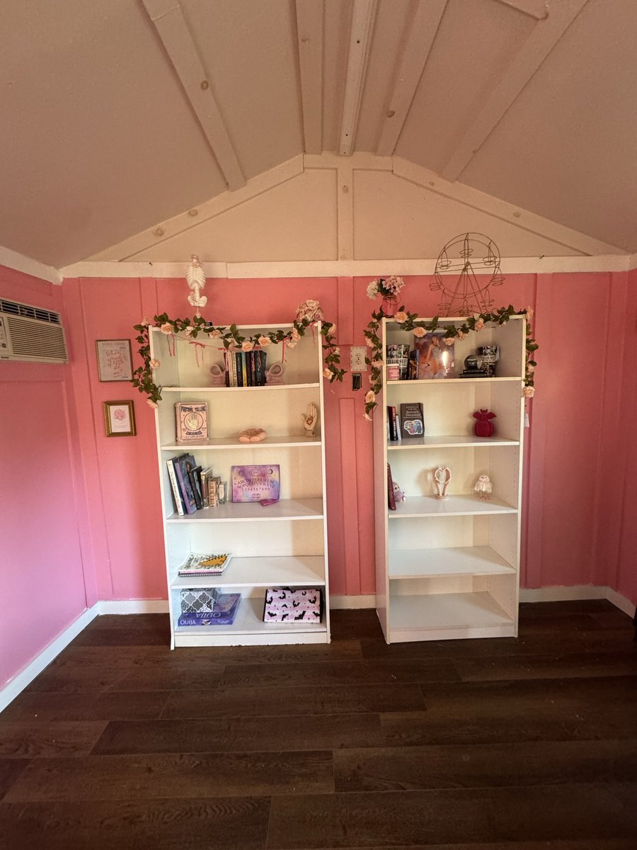 scream_it's tweet image. My library is almost done