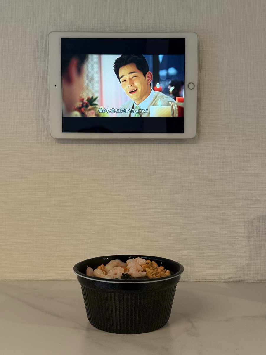 8himo8's tweet image. おはようございます☁️
今日の朝ごはんは甘エビと鮭フレークのお茶漬けです🫖