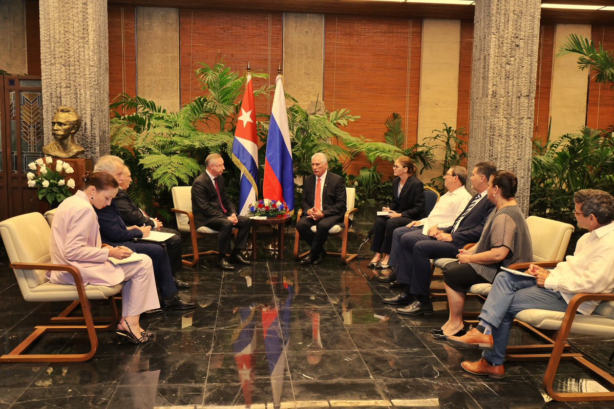 Muy contento de reencontrar al amigo Alexander Beglov, gobernador de San Petersburgo.

Revisamos proyectos de cooperación existentes y las potencialidades para fortalecerla en varios sectores como la salud, la biotecnología, el turismo y los intercambios científico y cultural.