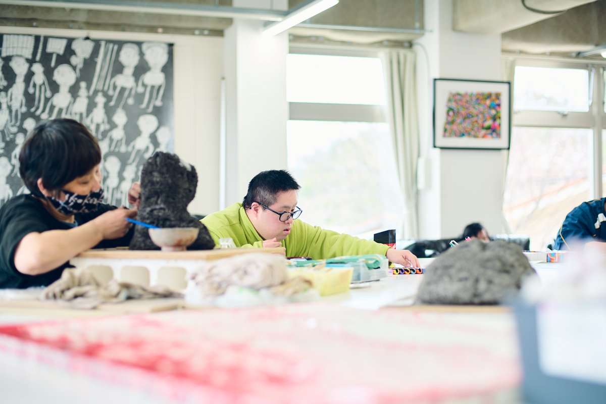 heralbony's tweet photo. ヘラルボニーの事業の根幹を担っているのは、障害のある作家たちです。

私たちは、彼らを支援しているのではない。むしろ私たちの事業が、彼らの才能に「依存」している。

だからこそ、ヘラルボニーが実施するのは「値下げをしない」ブラックフライデーです。

11/24〜11/30までの間、ご購入商品の作家報酬を通常の2倍に。

ヘラルボニーが作家へ支払う年間累計報酬額は、過去4年間で25倍に。アーティストの活動を支える確かな実績を積み重ねています。

唯一無二のアート。
その表現をプロダクトへ昇華させるクラフトマンシップ。

すべての商品がひとつの「作品」であり、そこに宿る“創造の連鎖”を、大切にしたい。

購入という行為が、誰かの創造を支える力になる。その本質に光を当てる、ヘラルボニーの選択です。

安さを競わない。
価値を高める。
創造に敬意を払う。

これが、私たちのブラックフライデー。