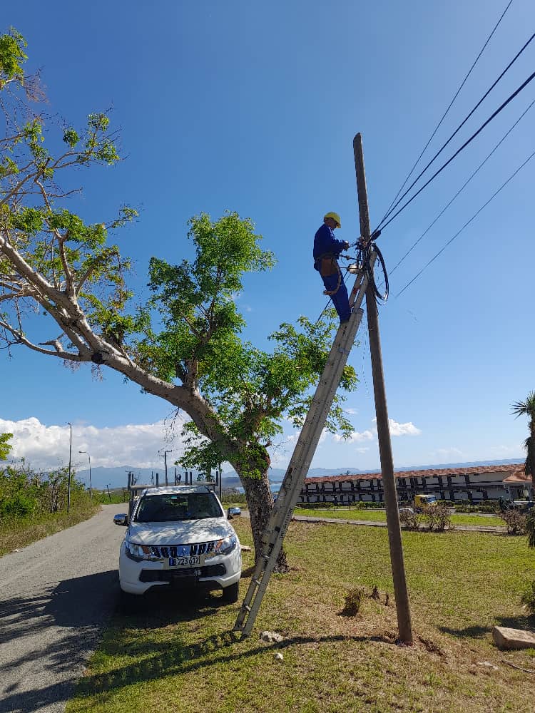 GladysDailyn's tweet photo. 💙🇨🇺 Tony Pardo junto a su brigada de cable de @ETECSA_Cuba #Camagüey siguen a buen ritmo en #SantiagodeCuba, con la constancia y seriedad que lleva ser parte de la recuperación de los servicios de las telecomunicaciones. https://t.co/Nq8eUzGLDf