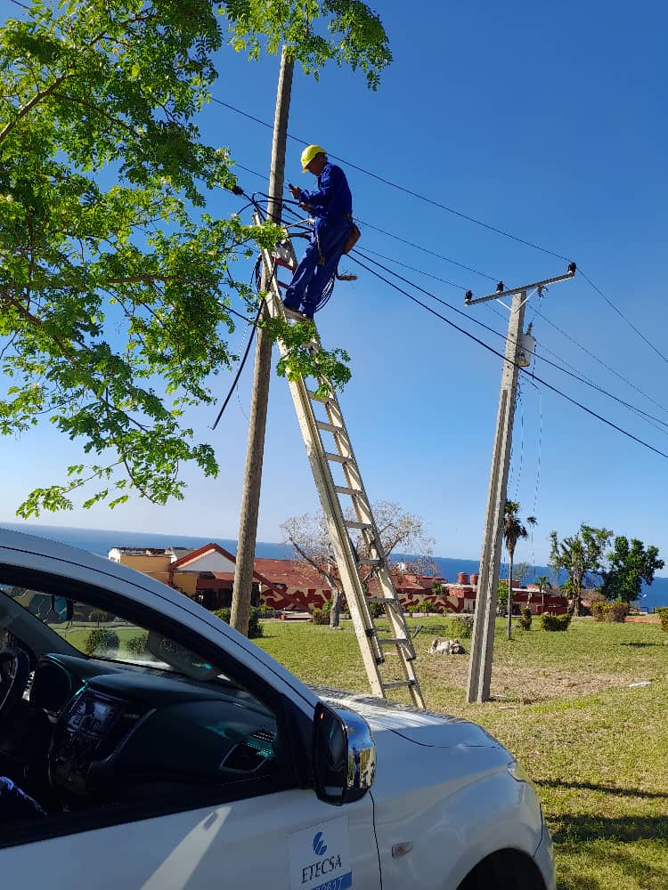GladysDailyn's tweet photo. 💙🇨🇺 Tony Pardo junto a su brigada de cable de @ETECSA_Cuba #Camagüey siguen a buen ritmo en #SantiagodeCuba, con la constancia y seriedad que lleva ser parte de la recuperación de los servicios de las telecomunicaciones. https://t.co/Nq8eUzGLDf