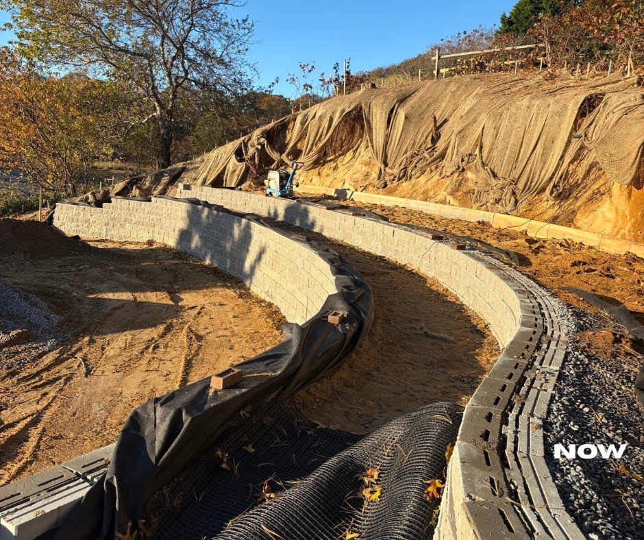 PhilbrookCC's tweet image. #ProgressReport – With the original home and cottage removed, site work is moving forward. A new set of stepped retaining walls are a crucial element in how we’ll transform this waterfront lot and make room for the new house foundation.
#BuiltByPhilbrook #CapeCodInsta