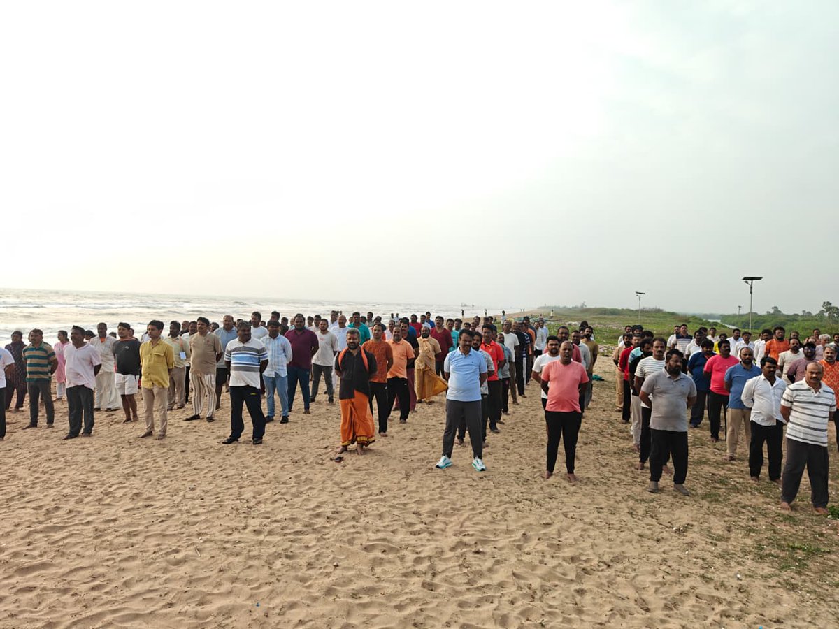 నెల్లూరు జిల్లాలో జరుగుతున్న కోస్తాంధ్ర జోన్ మండల అధ్యక్షుల ప్రశిక్షణలో భాగంగా నేటి ఉదయం జరిగిన యోగా కార్యక్రమం.
#PrashikshanaVarg