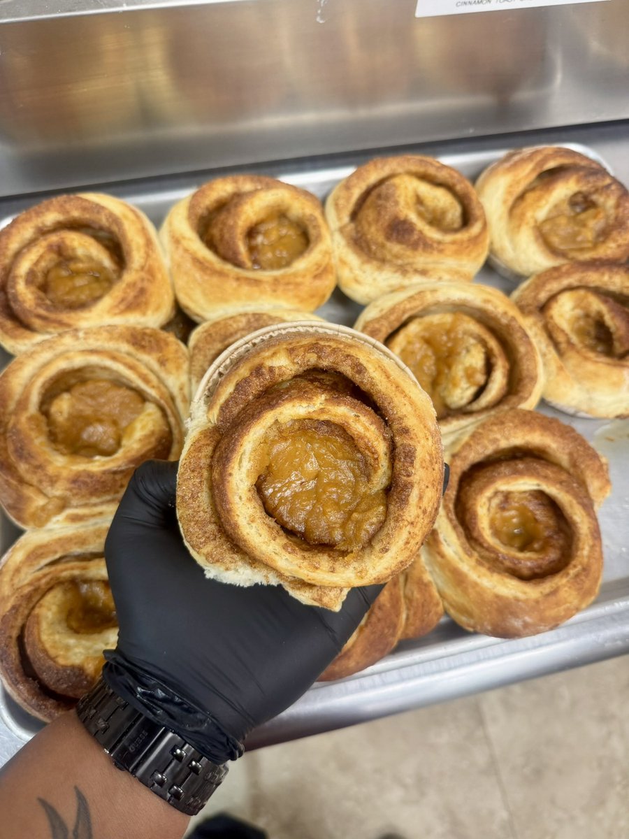 This is the last week to try this stuffed sweet potato pie cinnamon roll at <a href="/CrankyGrannys/">Cranky Grannys</a> 🍠❗️