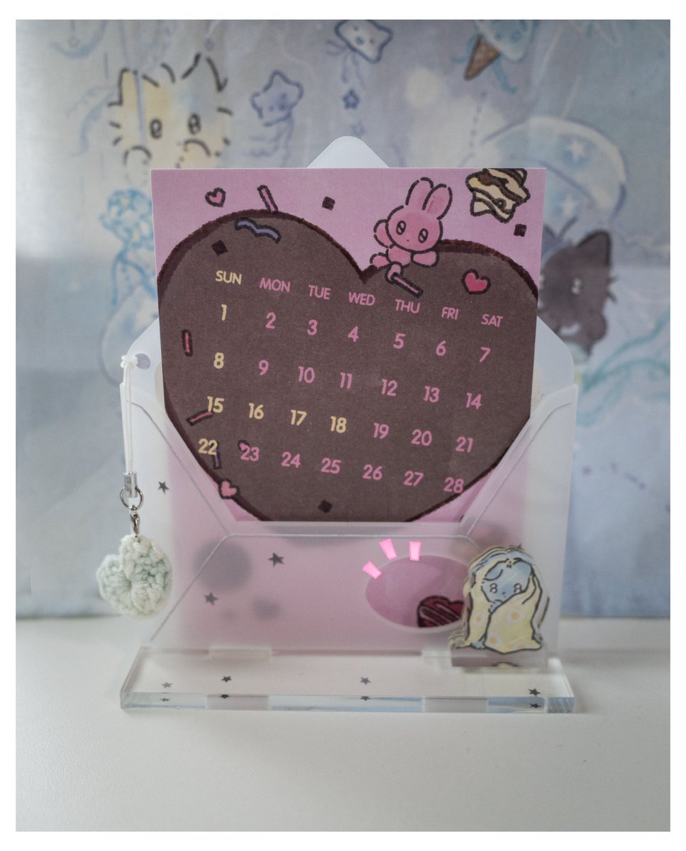 2026년 카드 달력을 준비하면서 같이 쓰면 좋을 것 같아서 편지봉투 모양 아크릴도 같이 준비했어요 ㅎ ㅎ 

사진 속 달력 엽서는 테스트용으로 미리 뽑은 거라 숫자가 아직 없는데 저 뚫린 위치로 몇 월달인지 숫자가 보일 거예요 ^ ^ 닷닷닷에두 가져갑니다!