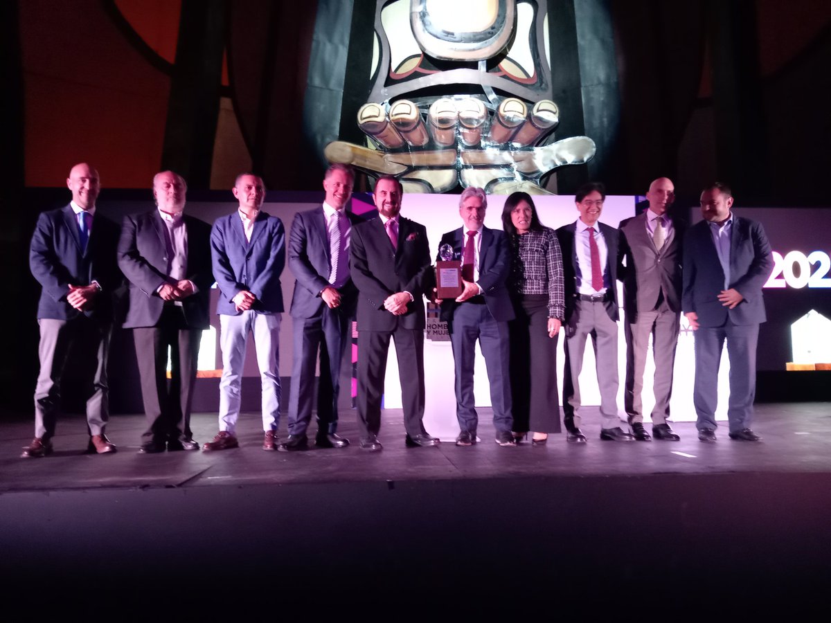 Muchas felicidades a Germán Ahumada Russek, Presidente Honorario del Consejo de Administración de <a href="/CasasARAoficial/">Casas ARA</a> por obtener el #PremioHyM 2025 🏆 en la categoría Cimientos