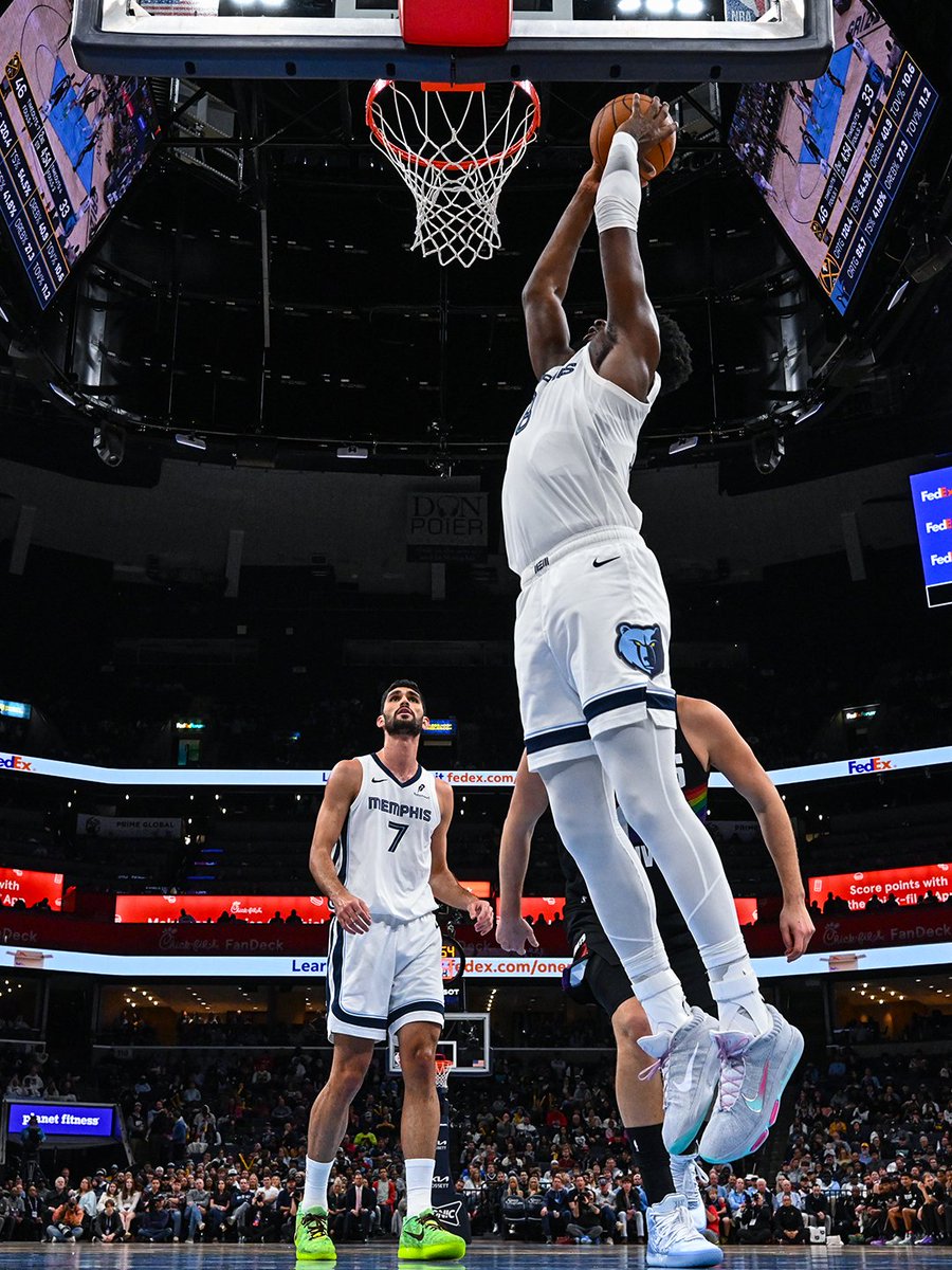 𝙁𝙞𝙜𝙝𝙩𝙞𝙣𝙜 𝙩𝙤 𝙩𝙝𝙚 𝙛𝙞𝙣𝙞𝙨𝙝 🐻
📺 @FDSN_Grizzlies
END Q3 | MEM 85, DEN 93