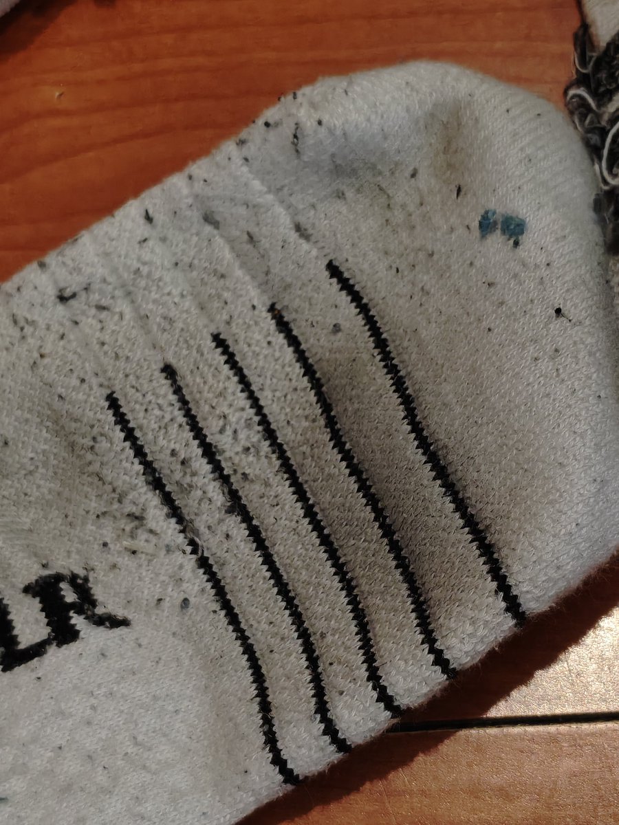 好爽真让我遇到了
一大早被尿憋醒去上厕所
路过洗衣房发现在洗衣房摆了一天的衣服都没洗
估计是忘了🙊
那里面的袜子我就笑纳了
（我享受完可以出，汗味蛮重）