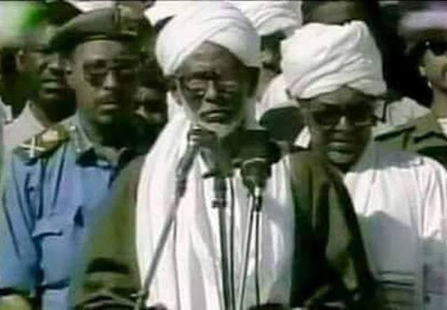 hishamkerma's tweet photo. البشير لمدة سنتين بعد انقلابه في 1989 كان يحلف برأس جدته ان الانقلاب هو تحرك من الجيش ولا علاقة له بالحركة الاسلامية ومرات كان بيكون واقف ورا الترابي يمد قدومه يحلف ويرجع تاني ورا الترابي .
فشنو …. اللي بيعمل فيه البرهان دا فيلم مكرر ممكن يعدي على صغار السن والقطيع لكن ليس على من عاشوا مشهد الكذب المقدس .
