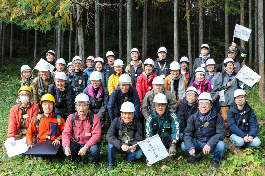 hannoforest's tweet photo. ／  
#はんのう森林みらい塾2025　
Session 2 ダイジェスト
＼ 
最初の見学先は、井上林業さんの施業地へ。
山の中を歩きながら、森のこと林業のことを学びました。森の中での瞑想も体験しました。🍁📷🌳#埼玉県 #飯能市 #森林人材育成 https://t.co/8M9WxIR4Tr