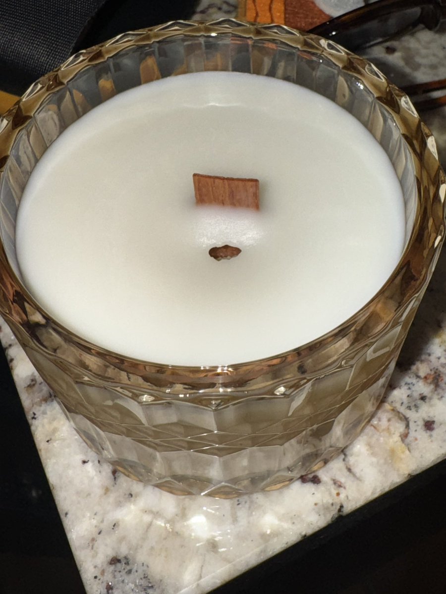 LittleLilacLexi's tweet photo. Did anyone else’s candle have a hole in it? It’s almost hollow that entire layer https://t.co/mD6OXa07Yo