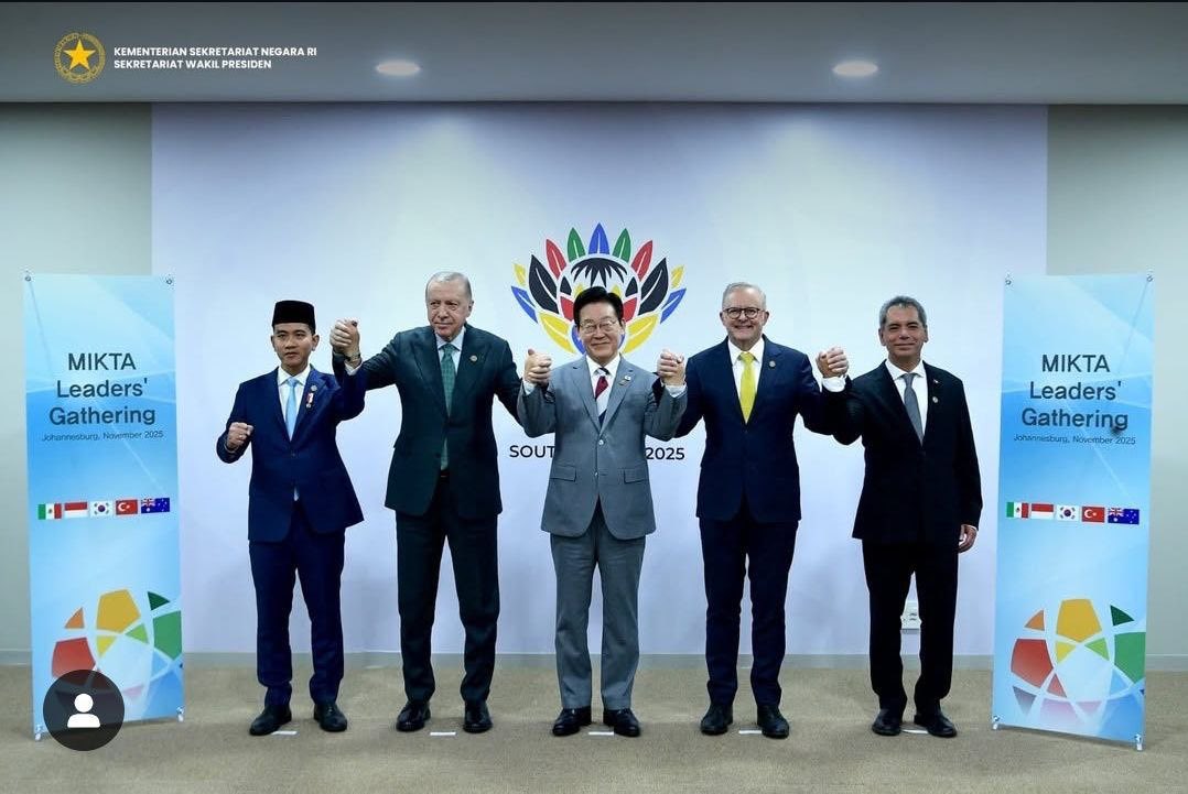 dnjava's tweet image. Wapres Gibran dalam sesi kedua KTT G20 menegaskan komitmen Indonesia memperkuat ketahanan energi air dan pangan. Program Makan Bergizi Gratis jadi prioritas dan investasi strategis masa depan bangsa. 

Luar biasa Wapres Gibran! 👏🏻