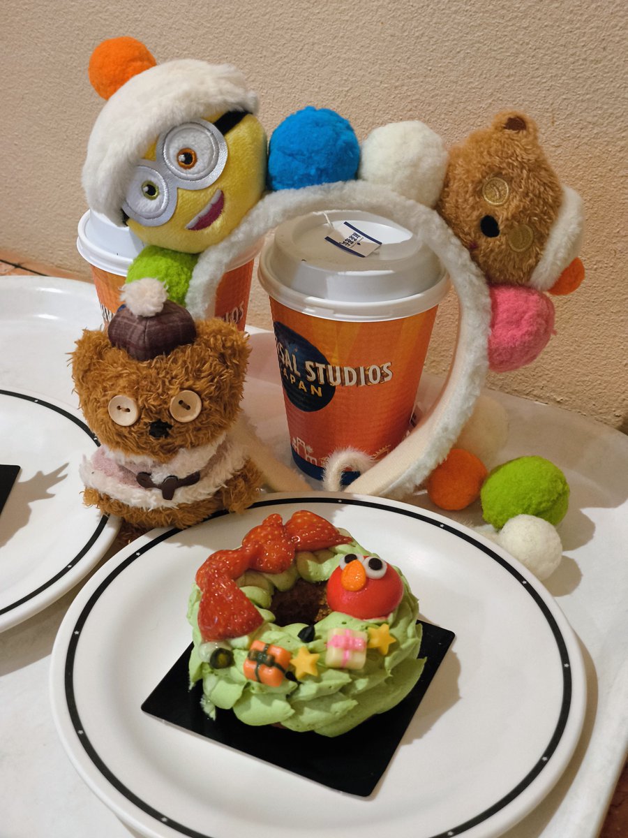 inUSJ1's tweet photo. ピスタチオにビビりながらいざ実食🍴
あらおいしい😋
あまりピスタチオ感ないし
キャラメル感もそこまで強くなくて🍓の酸味とでバランスもよくなんならむしろ好き😋
ちなみになんのケーキ食べるか決めずにコーデしてインするとこういうぬい撮りになるのでご注意ください🤣
#USJファン
#USJクリスマス https://t.co/Z84ebF0xRc