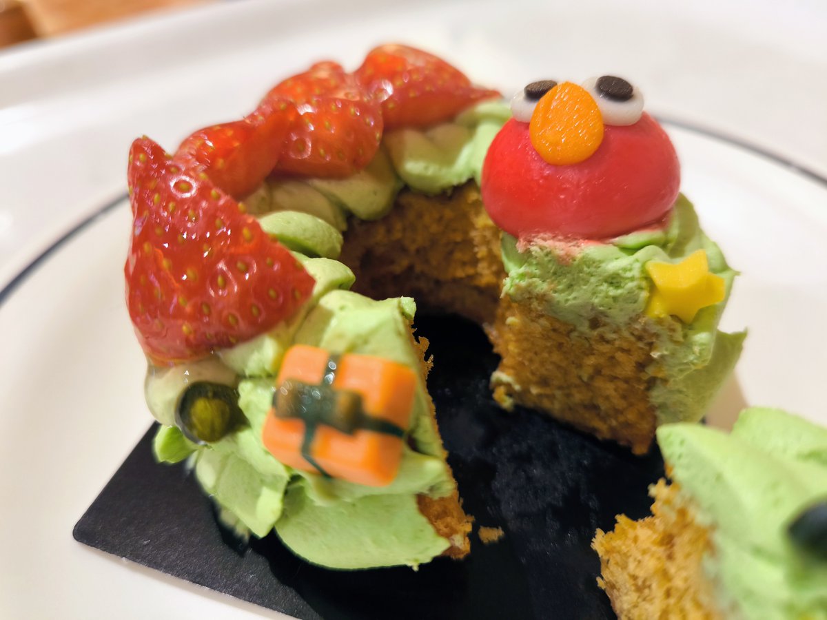 inUSJ1's tweet photo. ピスタチオにビビりながらいざ実食🍴
あらおいしい😋
あまりピスタチオ感ないし
キャラメル感もそこまで強くなくて🍓の酸味とでバランスもよくなんならむしろ好き😋
ちなみになんのケーキ食べるか決めずにコーデしてインするとこういうぬい撮りになるのでご注意ください🤣
#USJファン
#USJクリスマス https://t.co/Z84ebF0xRc