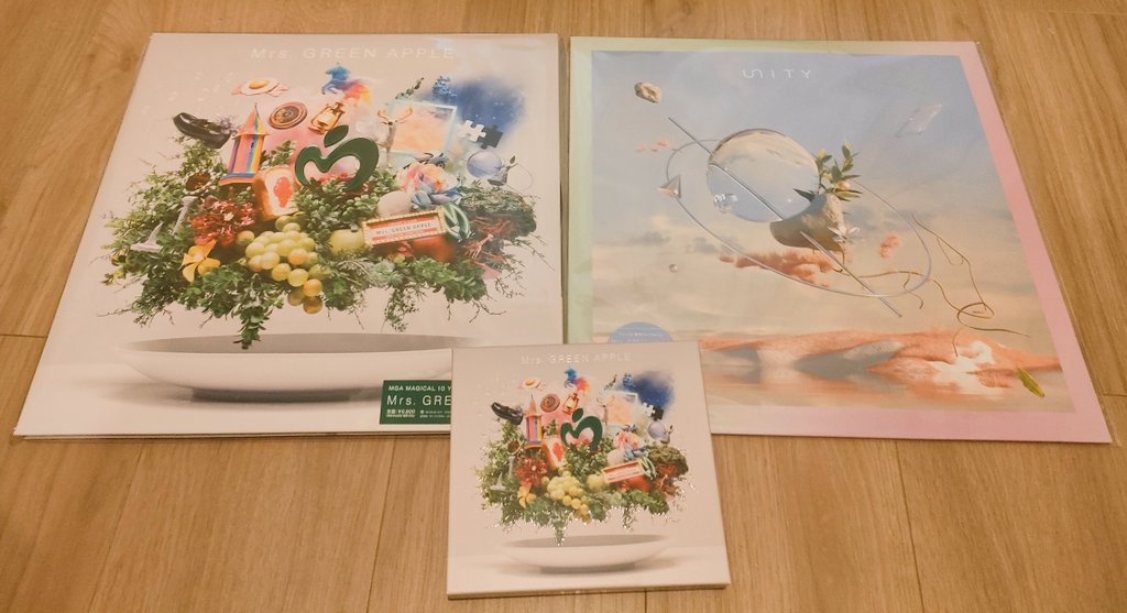 maimai11210929's tweet photo. 10とUnity アナログレコード𓆸 💿
レコードだから当たり前だけどおっきい！！
とりあえず飾って眺めます🍏✨

 #MrsGREENAPPLE
 #MGA_MAGICAL10YEARS
 #MGA_10
 #MGA_Unity
 #アナログレコード https://t.co/DInZKgnyEe