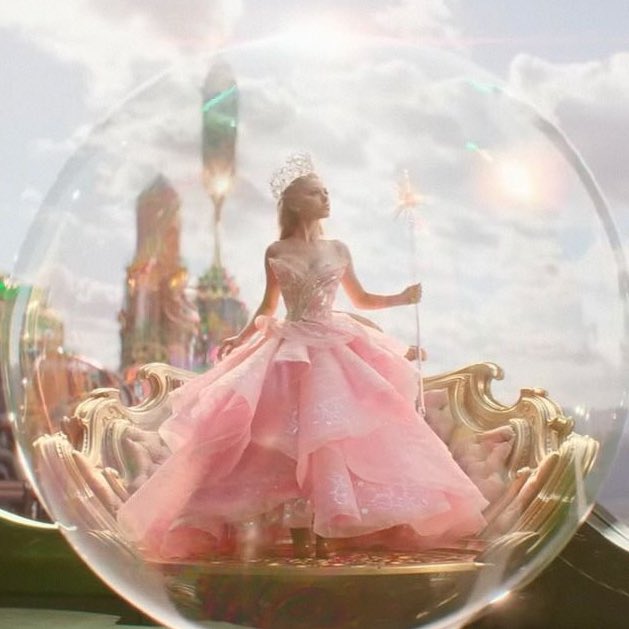 the way we’ve known her as cat valentine n now little kids today will know her as glinda 🥹🫧♡