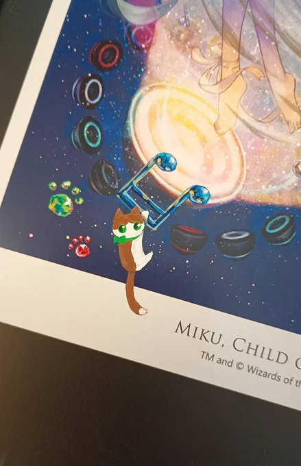こちらは《歌の申し子、ミク》のアートプリントに絵の具での拡張ペイントを入れたものとなります 猫3匹に加え肉球の形や音符の宝石も追加し、螺旋状の光部分には一部金での加筆も行っております。
