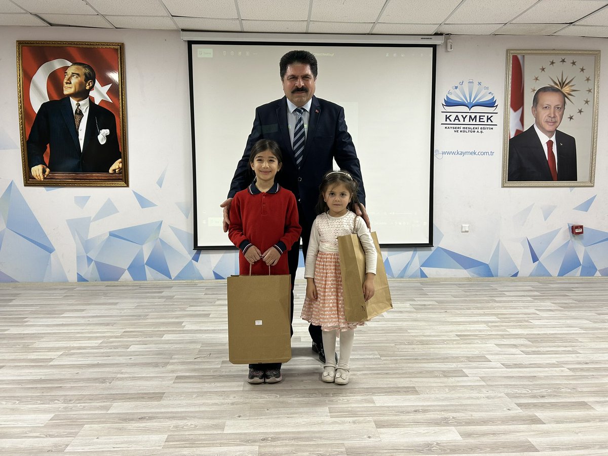 24 Kasım Öğretmenler Günü Kutlama Programı, Kaymakamımız Sn. Hüseyin Emre ÇIRAL, Belediye Başkan Yardımcımız Sn. Mehmet GÜN, Milli Eğitim Müdürümüz Sn. Mahmut ASLAN, protokol üyeleri, öğretmenlerimiz ve öğrencilerimizin katılımı ile Kadın ve Gençlik Merkezinde gerçekleştirildi.