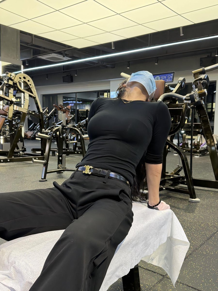 打卡健身 好热 汗顺着肌肤往下流