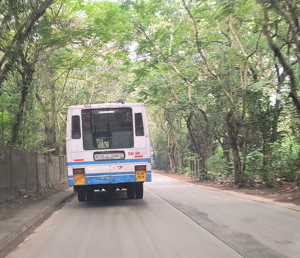 shabeeraa's tweet image. @TheKeralaPolice എറണാകുളം മെഡിക്കൽ കോളേജ് -  ഇൻഫോപാർക്ക് റൂട്ടിൽ ഓടുന്ന ഈ വണ്ടിക്ക് രണ്ട് ബ്രേക്ക് ലൈറ്റ് പിടിപ്പിച്ചു കൊടുത്താൽ ബാക്കിയുള്ളവർക്ക് വലിയ ഉപകാരമായിരുന്നു. #KSRTC