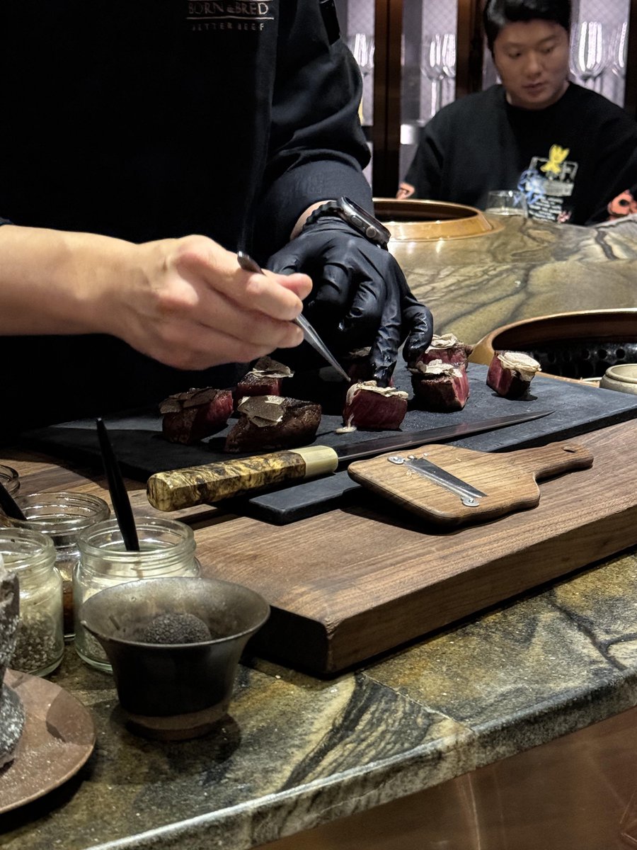 The gloomy Seoul isn’t that great, but it's perfect for eating beef. #Seoul #서울 #Koreanbeef #한우 #Cuisine #음식