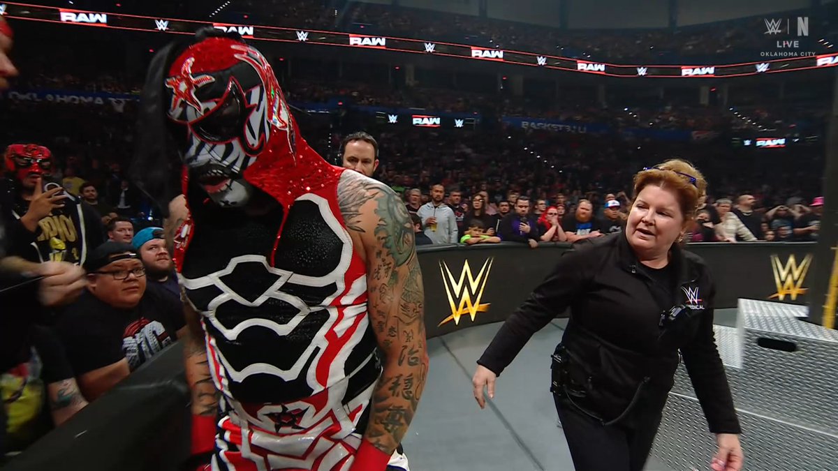 LAMENTABLE.

Penta sufrió una posible lesión durante su encuentro ante Solo Sikoa esta noche en #WWERaw 

La lucha tuvo que ser detenida y la victoria le fue otorgada a Sikoa, como parte del torneo "The Last Time Is Now".

Aunque no hay detalles exactos al momento de redactar