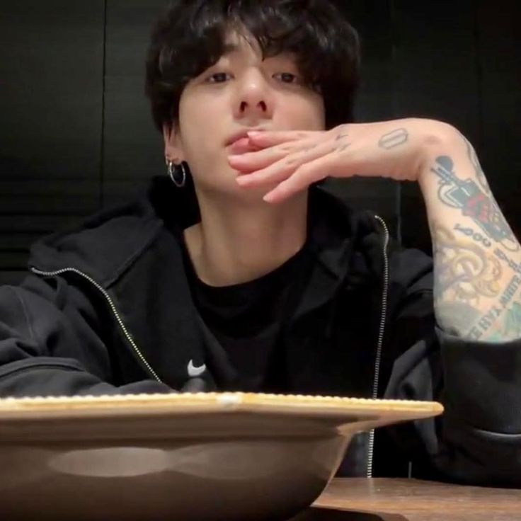 byisaforthv's tweet image. na minha cabeça eu mereço um homem desses