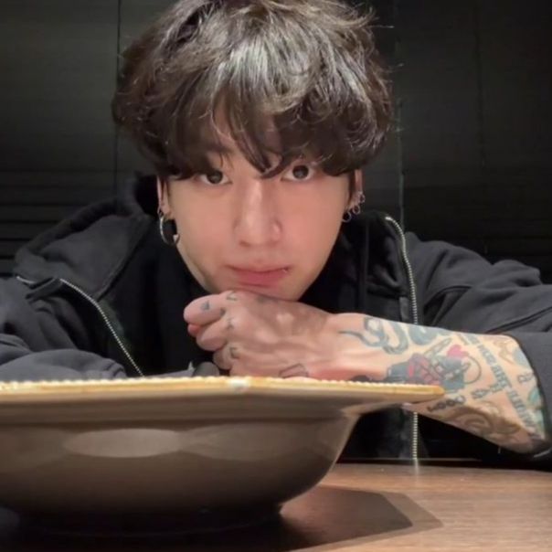 byisaforthv's tweet image. na minha cabeça eu mereço um homem desses