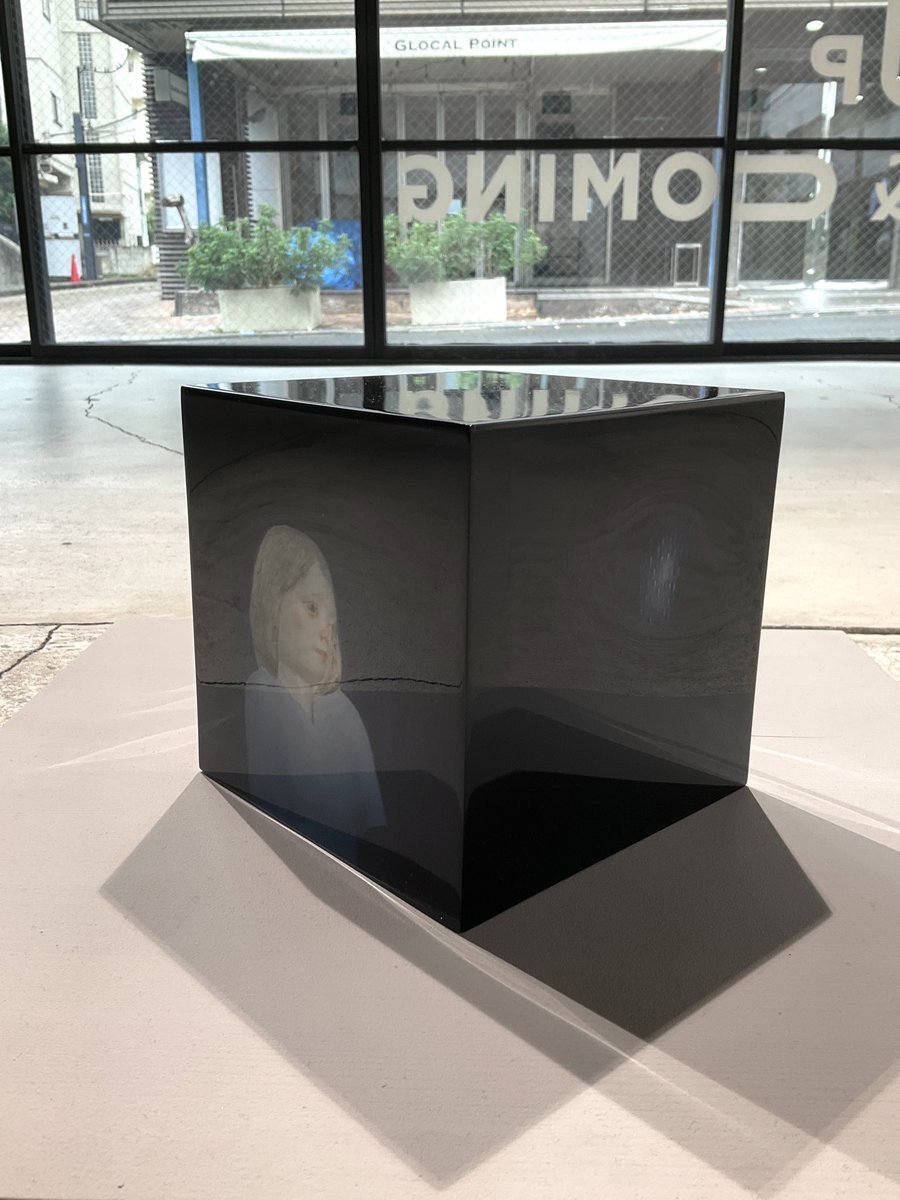 「歴史は繰り返さないが、韻を踏む：Chronicle Vol. 3」開催中です！

今日の外苑前は小雨が降っています。
ご来場の際には傘があると良いかもしれません！
Up &amp; Comingは外苑前駅から近いので、ぜひお気軽にお立ち寄りください！