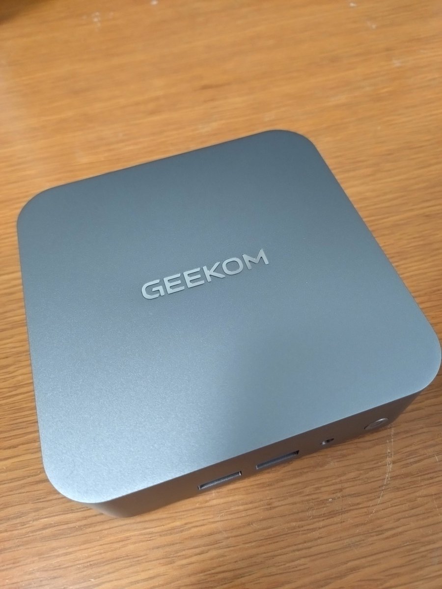 Nicole_tnz's tweet image. ミニpc届いた！GEEKOMpro
CPU
Intel Core i9-13900HK

グラフィックス
Iris Xe Graphics

メモリ
デュアルチャネルDDR4 260PIN SODIMM 32G (最大64G)

ストレージ
M.2 SSD 1T (最大3T)

HDMI、USB、typeC、LANケーブルも使える。これでクリスタやPhotoshopも含め重たい作業ができる！