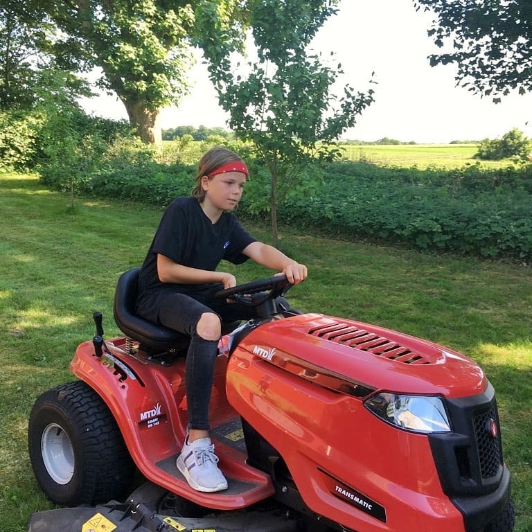 Sharon ist zu einer schönen und intelligenten Frau herangewachsen.