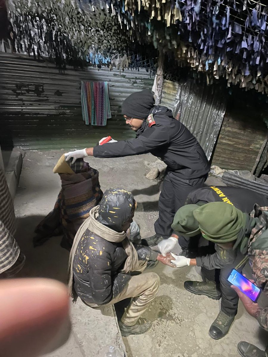 suryacommand's tweet image. &quot;𝗦𝘄𝗶𝗳𝘁, 𝗦𝗲𝗹𝗳𝗹𝗲𝘀𝘀, 𝗦𝗮𝘃𝗶𝗻𝗴 𝗟𝗶𝘃𝗲𝘀&quot;

In #Kinnaur today, #IndianArmy troops sprang into action after a vehicle accident near #ShipkiLa involving 9 civilians. Their rapid response ensured golden-hour treatment and stabilisation at #Namgia, followed by swift…