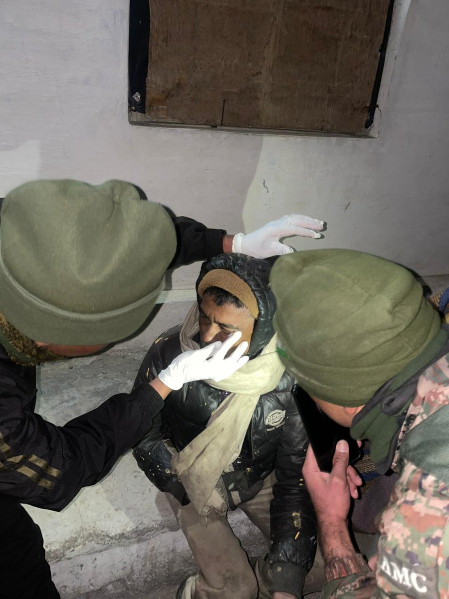 suryacommand's tweet image. &quot;𝗦𝘄𝗶𝗳𝘁, 𝗦𝗲𝗹𝗳𝗹𝗲𝘀𝘀, 𝗦𝗮𝘃𝗶𝗻𝗴 𝗟𝗶𝘃𝗲𝘀&quot;

In #Kinnaur today, #IndianArmy troops sprang into action after a vehicle accident near #ShipkiLa involving 9 civilians. Their rapid response ensured golden-hour treatment and stabilisation at #Namgia, followed by swift…