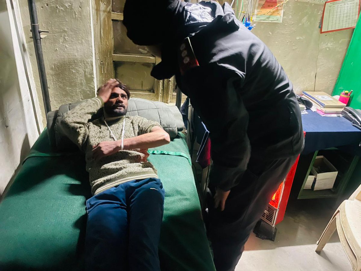 suryacommand's tweet image. &quot;𝗦𝘄𝗶𝗳𝘁, 𝗦𝗲𝗹𝗳𝗹𝗲𝘀𝘀, 𝗦𝗮𝘃𝗶𝗻𝗴 𝗟𝗶𝘃𝗲𝘀&quot;

In #Kinnaur today, #IndianArmy troops sprang into action after a vehicle accident near #ShipkiLa involving 9 civilians. Their rapid response ensured golden-hour treatment and stabilisation at #Namgia, followed by swift…