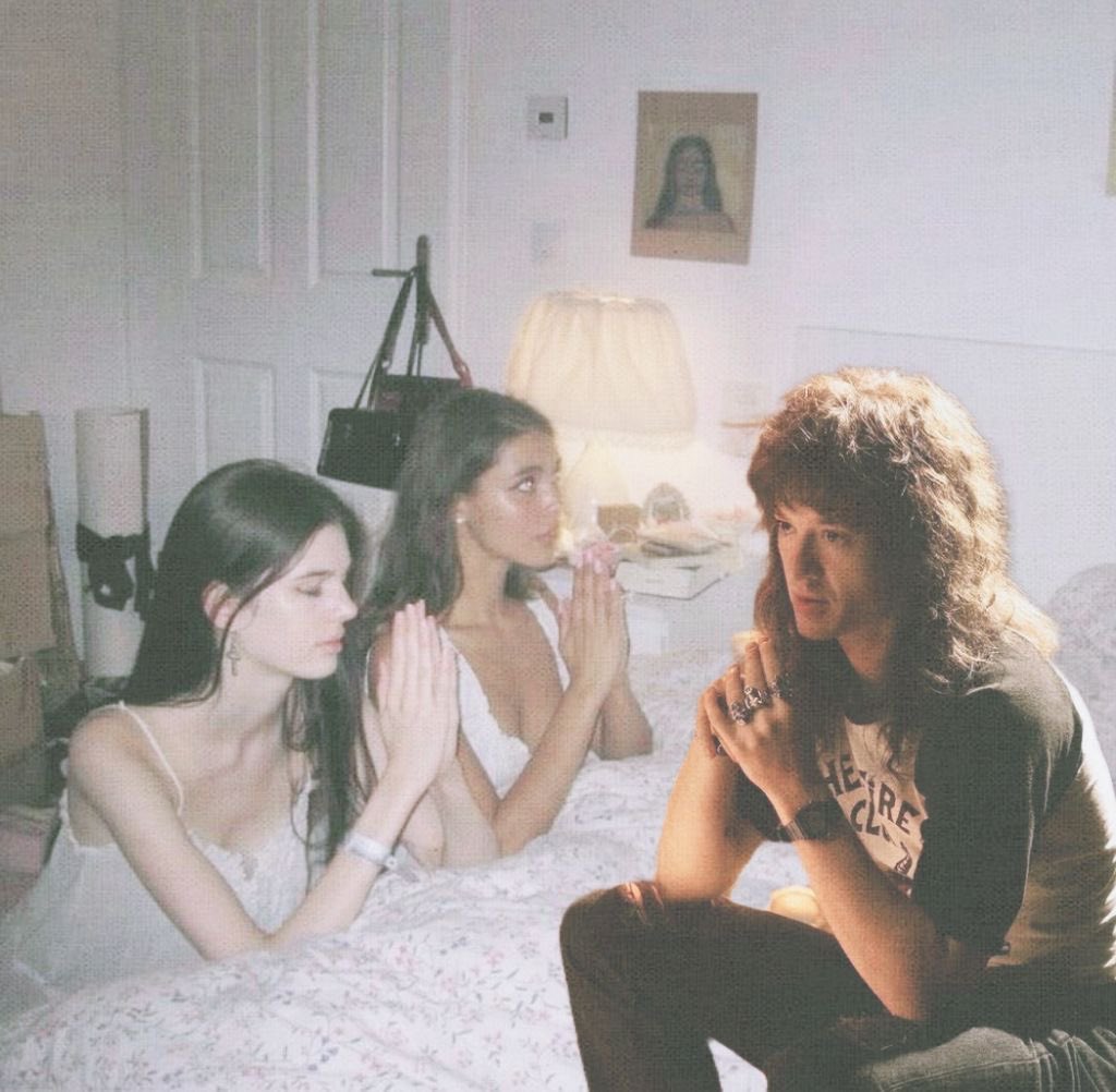 StarGirl_YSQ's tweet photo. Me and the girls praying for a glimpse of Eddie next season https://t.co/vWGXedqw3T
