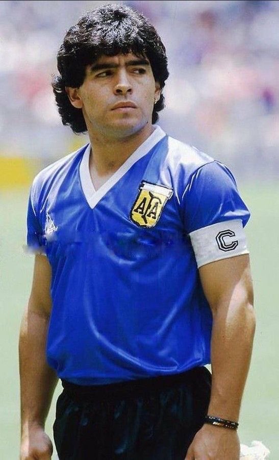 Esta tierra parió al mayor emblema de la lucha contra la adversidad y el poder. 
Diego fue ante todo la revancha de esos que no pudieron, una burla al sistema. 
Es un mito, un símbolo, es eterno.