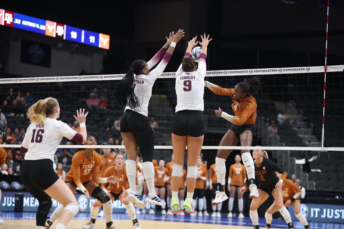 AggieVolleyball's tweet image. View&apos;s nice from up here 🔛🔝

👍1-1🐂
S3: 15-14

#GigEm // #AggieVB