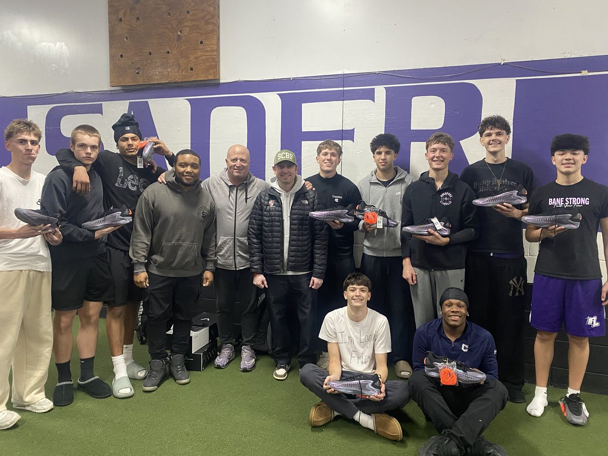 GuseTom's tweet image. Thank you Legacy Sneakers for donating for the 4th year in a row our Varsity team shoe!!  You guys are the best!!