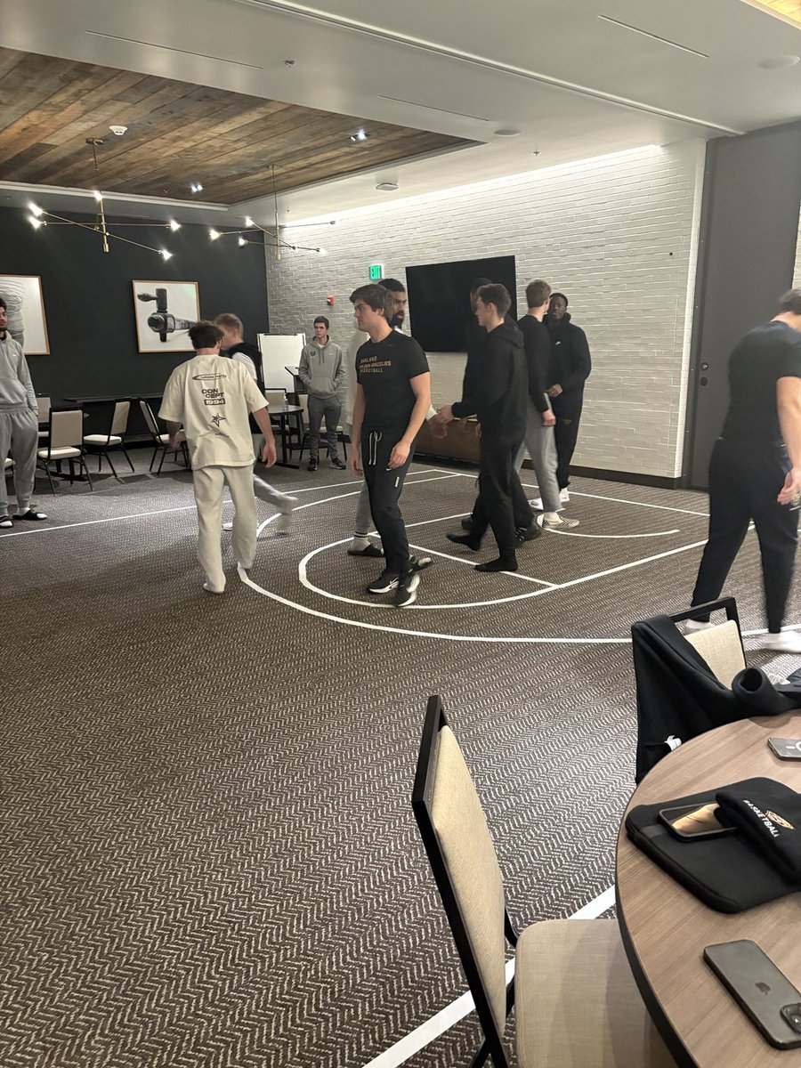 KampeOU's tweet image. Late night prep on the back to back.  Getting ready for March.  My guys sure can tape a hotel room court. One thing for sure.  Tomorrow the Grizzlies are going to win.  Just hope it’s the Grizzlies in Gold