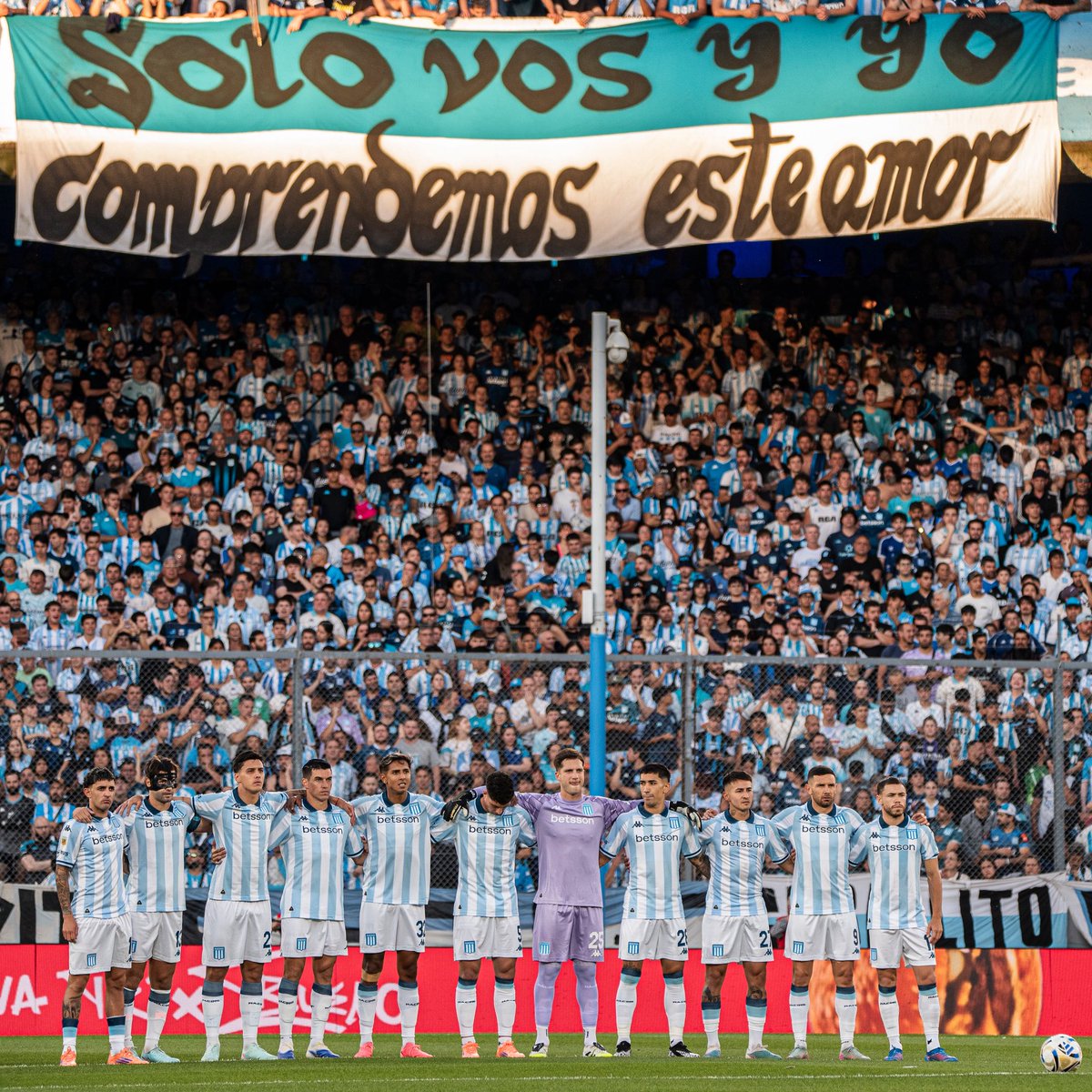 RacingClub's tweet image. “𝑈𝑛 𝑚𝑎𝑛𝑑𝑎𝑚𝑖𝑒𝑛𝑡𝑜 𝑛𝑢𝑒𝑣𝑜 𝑜𝑠 𝑑𝑜𝑦: 𝑄𝑢𝑒 𝑜𝑠 𝑎𝑚𝑒́𝑖𝑠 𝑢𝑛𝑜𝑠 𝑎 𝑜𝑡𝑟𝑜𝑠; 𝑐𝑜𝑚𝑜 𝑦𝑜 𝑜𝑠 ℎ𝑒 𝑎𝑚𝑎𝑑𝑜, 𝑞𝑢𝑒 𝑡𝑎𝑚𝑏𝑖𝑒́𝑛 𝑜𝑠 𝑎𝑚𝑒́𝑖𝑠 𝑢𝑛𝑜𝑠 𝑎 𝑜𝑡𝑟𝑜𝑠. 𝐸𝑛 𝑒𝑠𝑡𝑜 𝑐𝑜𝑛𝑜𝑐𝑒𝑟𝑎́𝑛 𝑡𝑜𝑑𝑜𝑠 𝑞𝑢𝑒 𝑠𝑜𝑖𝑠 𝑚𝑖𝑠…