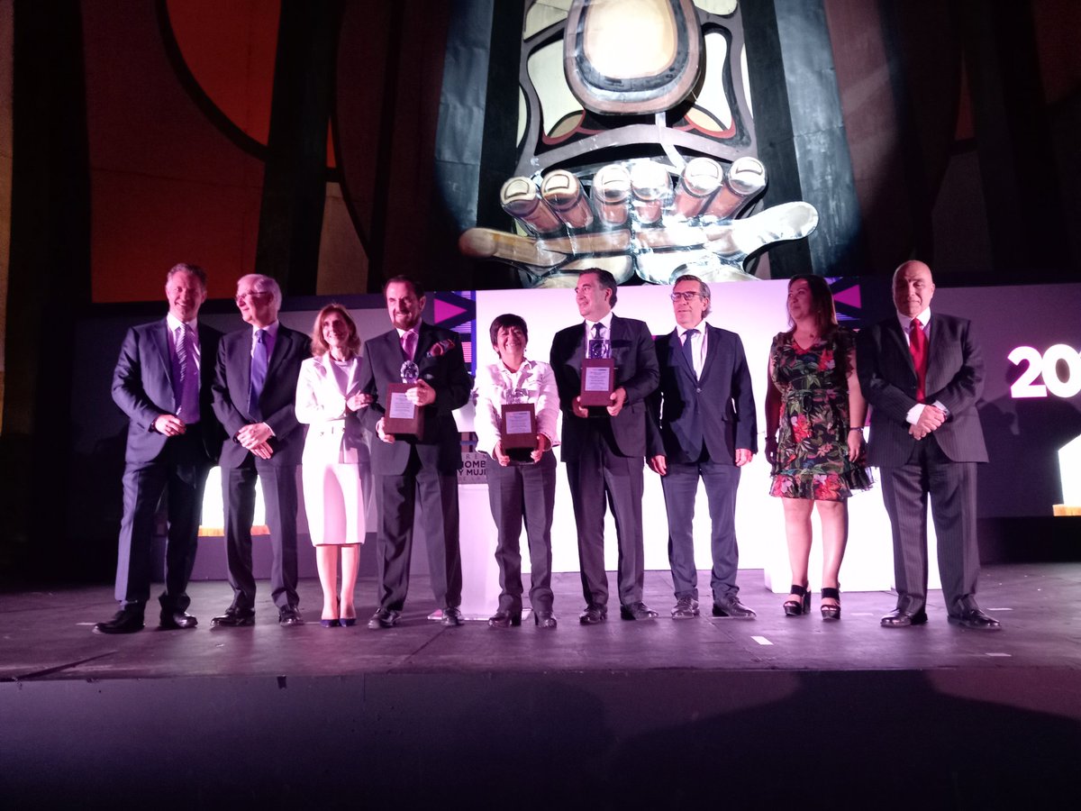 Felicitamos a los ganadores del #PremioHyM 2025 🏆 <a href="/EdnaElenaVegaR1/">Edna Elena Vega Rangel</a>, titular de la <a href="/SEDATU_mx/">SEDATU México</a>, Germán Ahumada Russek, Presidente de <a href="/CasasARAoficial/">Casas ARA</a> y Juan José Errejón Alfaro, CEO de <a href="/TyAOficial/">Tierra y Armonia</a>