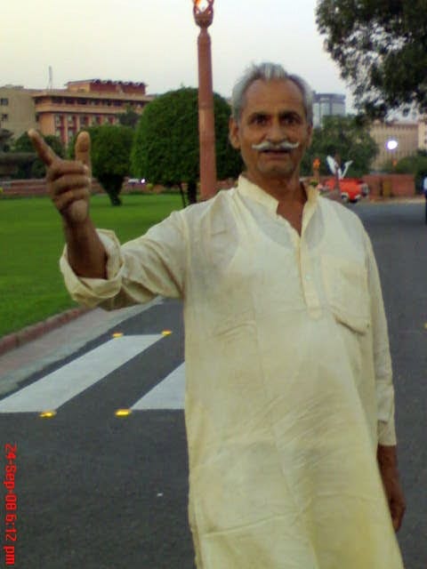 SachSynapse's tweet image. Today marks the third death anniversary of my beloved Dadaji, Pujya Baba…
Three years without him, yet it feels like only yesterday he was here, filling every room with his gentle light.

Every time I close my eyes, I see his smile, that quiet, knowing smile that could calm any…