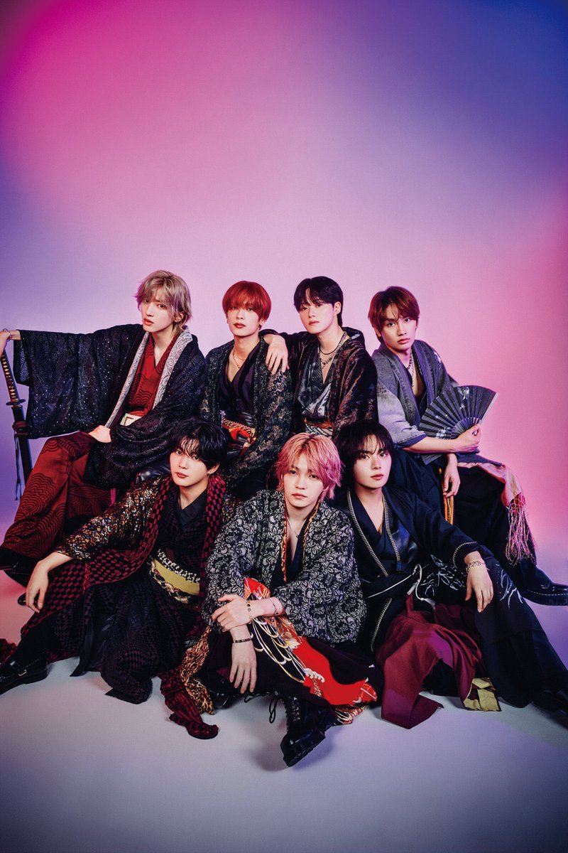 なにわ男子2026カレンダーポスターが駅頭でファン熱狂