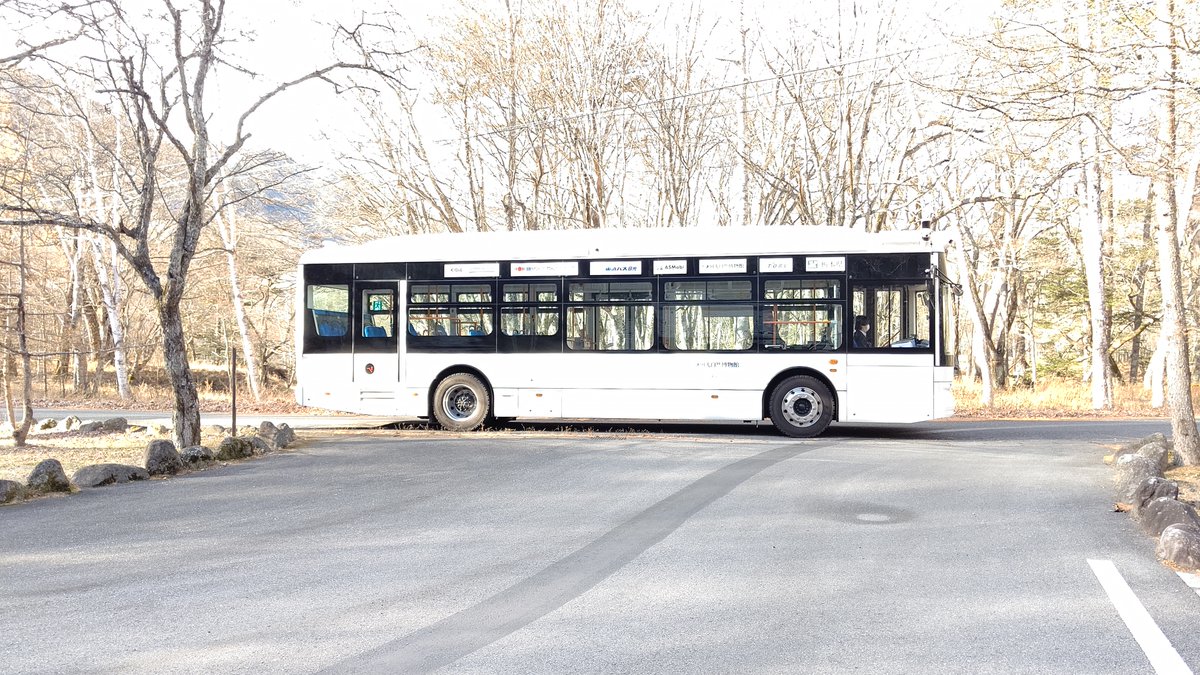 fujiwaratakaaki's tweet image. 昨日は4時起きでお出かけしたから、帰宅後は色々できずに寝てしまった…。

と言う訳で実は自動運転バスに乗ったんですよと言う記録。
そもそも運転手さんは乗ってて、一部区間で立ってる乗客がいない時だけ運転に切り替える仕組み。まだ実証実験だしね。