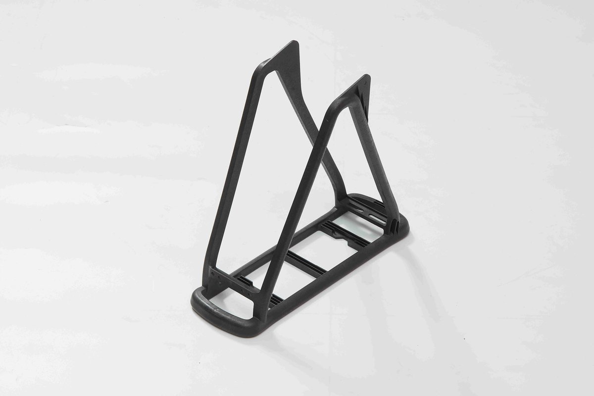 Building a bike that's both incredibly light and strong starts with the mold! We use two advanced techniques:
Gas-Assisted Molding: We inject high-pressure nitrogen to create hollow channels. 
Water-Assisted Molding: Using water's superior cooling power, we can create thinner