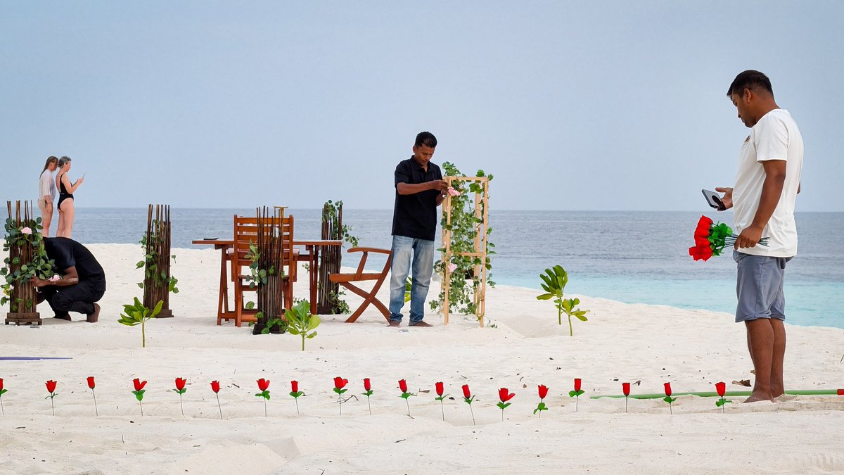 Poutine_PN's tweet photo. Around Ukulhas

#beachday
#eveningstroll
#romanticdinner
#art

#ukulhas #maldives https://t.co/XCMWu3snig