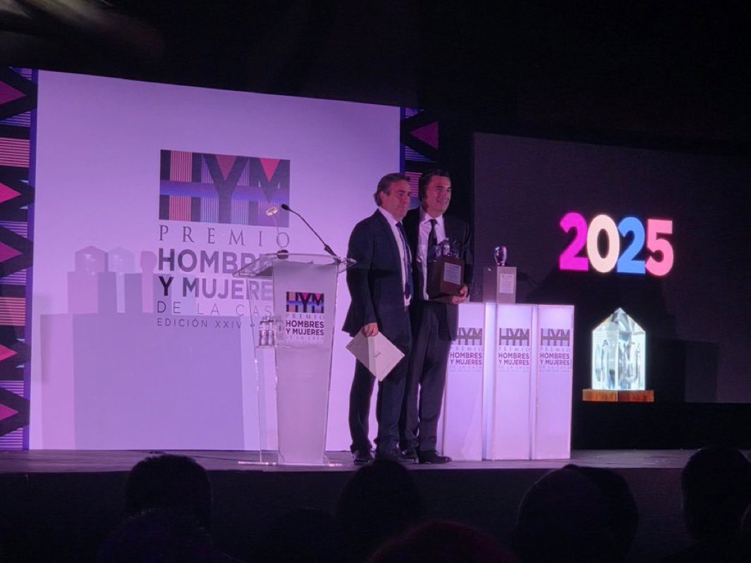Felicitamos a los ganadores del Premio Hombres y Mujeres de la Casa Edición XXIV 2025, <a href="/EdnaElenaVegaR1/">Edna Elena Vega Rangel</a> (Sector Público), Germán Ahumada Russek, <a href="/CasasARAoficial/">Casas ARA</a> (Cimientos) y Juan José Errejón, director general de <a href="/TyAOficial/">Tierra y Armonia</a> (Sector Privado). Enhorabuena 👏.