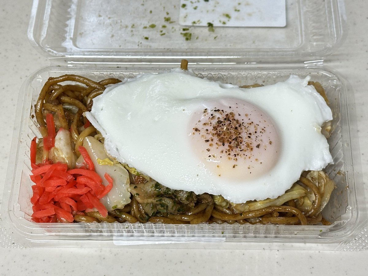 目玉焼きを乗せただけで、+100円ぐらいの価値が生まれる。